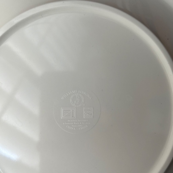 Williams Sonoma Peter Rabbit child plates, set of 2 - Picture 3 of 4